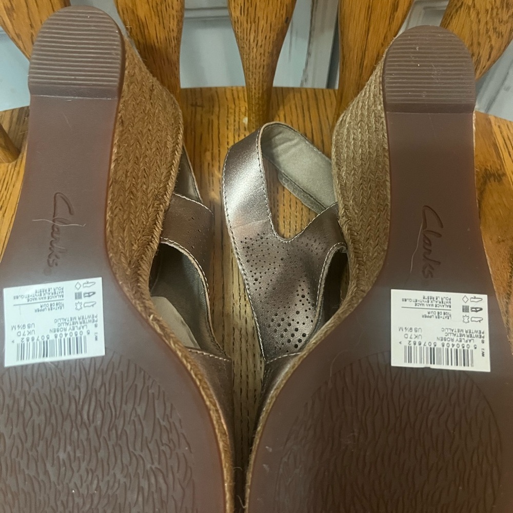 Clarks metallic Wedge Sandals with Perforated Design- size 9 1/2 NWT 🌸 - Picture 6 of 9